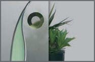 Satiniertes Glas mit farbigen Elementen